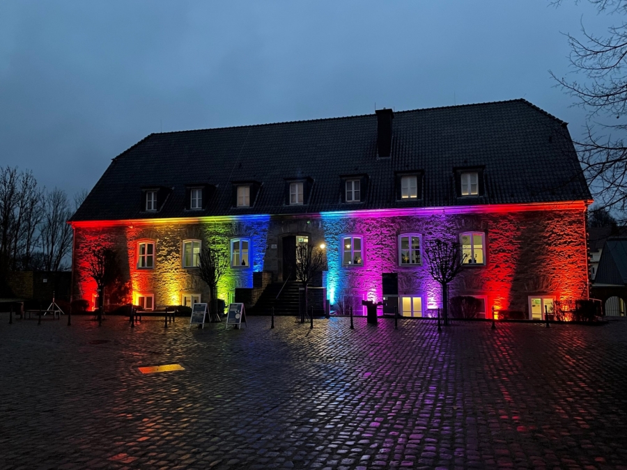 Im letzten Jahr wurde im Rahmen der Aktion #LichterGegenDunkelheit unter anderem die Erinnerungs- und Gedenkstätte Wewlsburg 1933 – 1945 beleuchtet. (Foto Lina Loos ©Kreismuseum Wewelsburg).